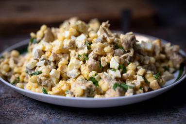 Zdjęcie - Sałatka z kurczakiem i marynowanymi pieczarkami - Przepisy kulinarne ze zdjęciami