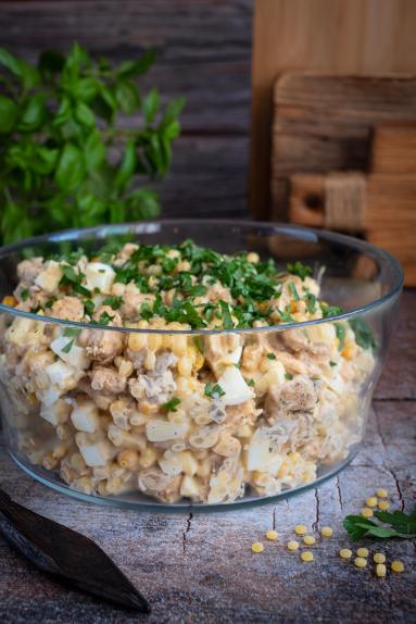 Zdjęcie - Sałatka z kurczakiem i marynowanymi pieczarkami - Przepisy kulinarne ze zdjęciami