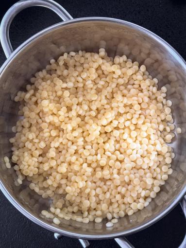 Zdjęcie - Sałatka z kurczakiem i marynowanymi pieczarkami - Przepisy kulinarne ze zdjęciami