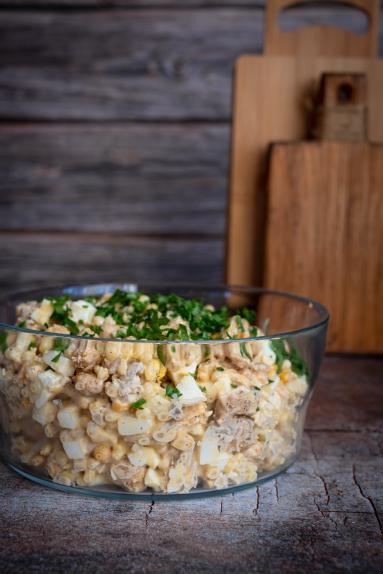 Zdjęcie - Sałatka z kurczakiem i marynowanymi pieczarkami - Przepisy kulinarne ze zdjęciami