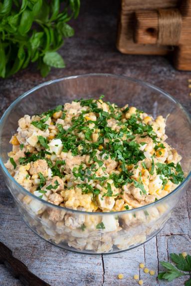 Zdjęcie - Sałatka z kurczakiem i marynowanymi pieczarkami - Przepisy kulinarne ze zdjęciami