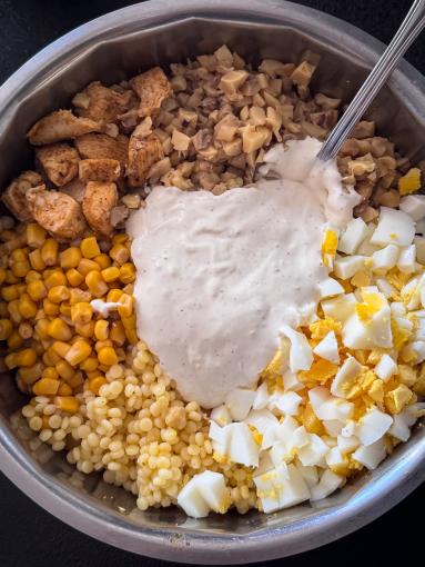 Zdjęcie - Sałatka z kurczakiem i marynowanymi pieczarkami - Przepisy kulinarne ze zdjęciami