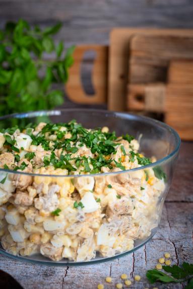 Zdjęcie - Sałatka z kurczakiem i marynowanymi pieczarkami - Przepisy kulinarne ze zdjęciami