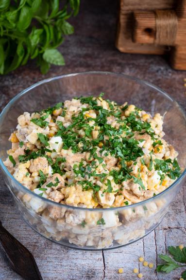 Zdjęcie - Sałatka z kurczakiem i marynowanymi pieczarkami - Przepisy kulinarne ze zdjęciami