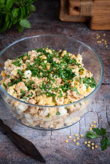 Zdjęcie - Sałatka z kurczakiem i marynowanymi pieczarkami - Przepisy kulinarne ze zdjęciami