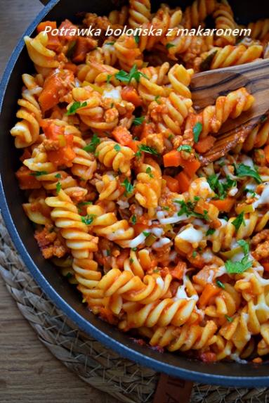 Zdjęcie - Potrawka bolońska z makaronem - Napiecyku - Przepisy kulinarne ze zdjęciami