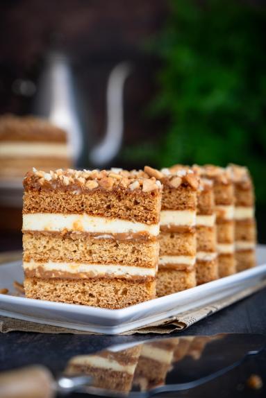 Zdjęcie - Miodownik z kajmakiem i mlekiem w proszku - Przepisy kulinarne ze zdjęciami