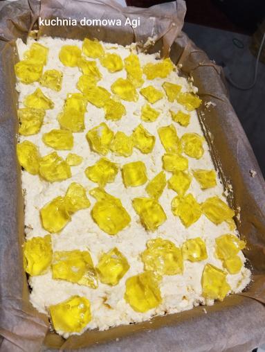 Zdjęcie - Ciasto biszkoptowe z pysznym swojskim kremem i galaretkami - Przepisy kulinarne ze zdjęciami