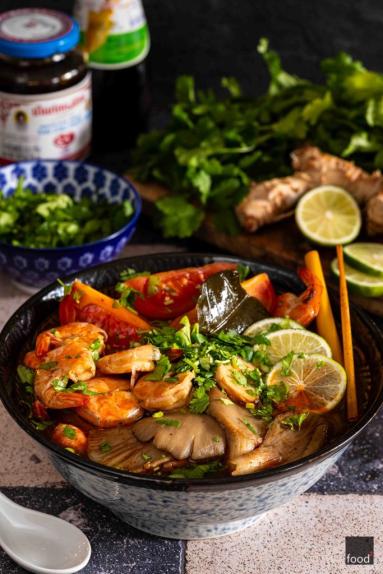 Zdjęcie - Tom yum kung – tajska zupa z krewetkami i trawą cytrynową - Przepisy kulinarne ze zdjęciami