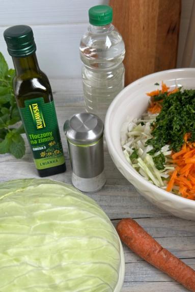 Zdjęcie - Surówka z kapusty i marchewki - Przepisy kulinarne ze zdjęciami