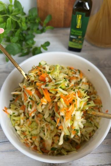 Zdjęcie - Surówka z kapusty i marchewki - Przepisy kulinarne ze zdjęciami