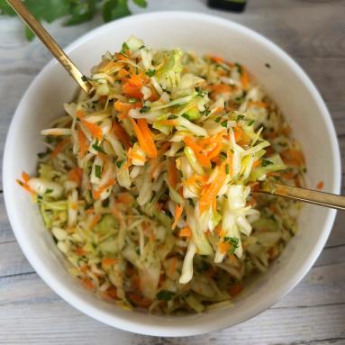 Zdjęcie - Surówka z kapusty i marchewki - Przepisy kulinarne ze zdjęciami