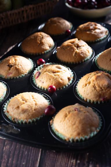 Zdjęcie - Muffinki z rodzynkami i żurawiną - Przepisy kulinarne ze zdjęciami