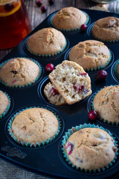 Zdjęcie - Muffinki z rodzynkami i żurawiną - Przepisy kulinarne ze zdjęciami
