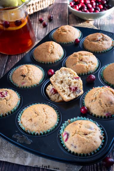 Zdjęcie - Muffinki z rodzynkami i żurawiną - Przepisy kulinarne ze zdjęciami