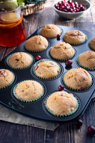 Zdjęcie - Muffinki z rodzynkami i żurawiną - Przepisy kulinarne ze zdjęciami