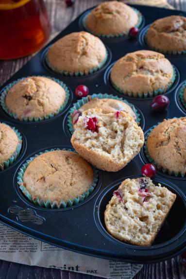 Zdjęcie - Muffinki z rodzynkami i żurawiną - Przepisy kulinarne ze zdjęciami