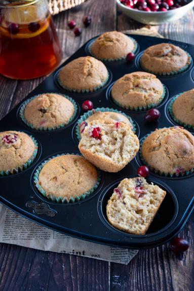 Zdjęcie - Muffinki z rodzynkami i żurawiną - Przepisy kulinarne ze zdjęciami