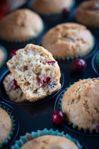 Zdjęcie - Muffinki z rodzynkami i żurawiną - Przepisy kulinarne ze zdjęciami