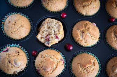 Zdjęcie - Muffinki z rodzynkami i żurawiną - Przepisy kulinarne ze zdjęciami