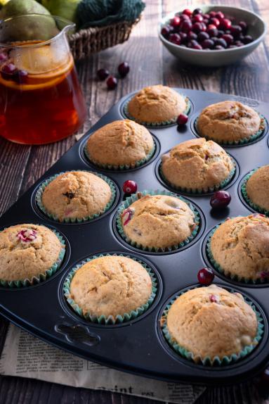 Zdjęcie - Muffinki z rodzynkami i żurawiną - Przepisy kulinarne ze zdjęciami