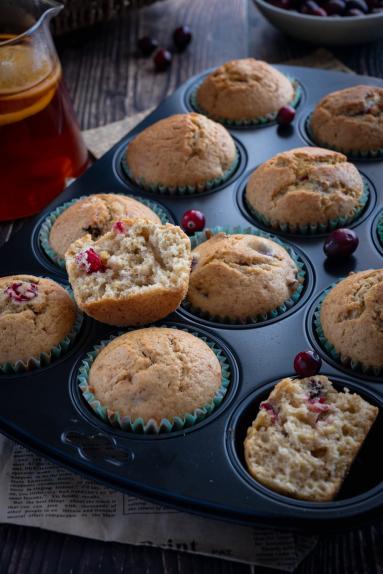 Zdjęcie - Muffinki z rodzynkami i żurawiną - Przepisy kulinarne ze zdjęciami