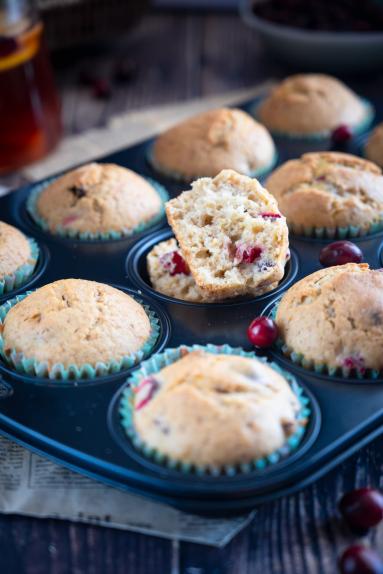 Zdjęcie - Muffinki z rodzynkami i żurawiną - Przepisy kulinarne ze zdjęciami