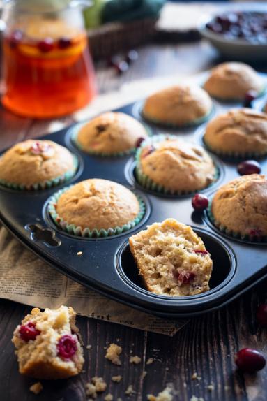Zdjęcie - Muffinki z rodzynkami i żurawiną - Przepisy kulinarne ze zdjęciami