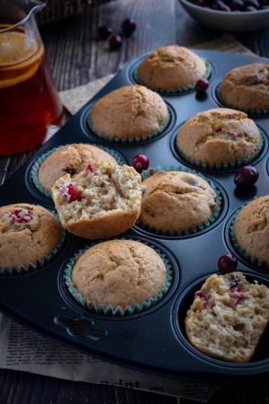 Zdjęcie - Muffinki z rodzynkami i żurawiną - Przepisy kulinarne ze zdjęciami
