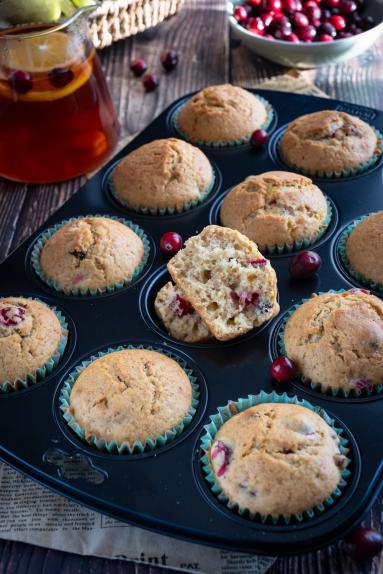 Zdjęcie - Muffinki z rodzynkami i żurawiną - Przepisy kulinarne ze zdjęciami