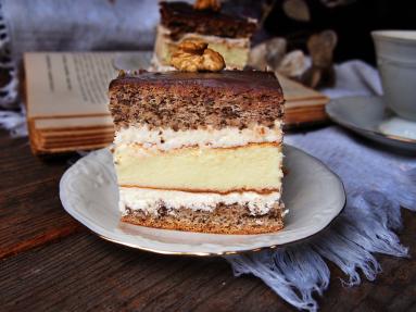 Zdjęcie: Sernik orzechowy z kremem Zdjęcie - Sernik orzechowy z kremem - Przepisy kulinarne ze zdjęciami