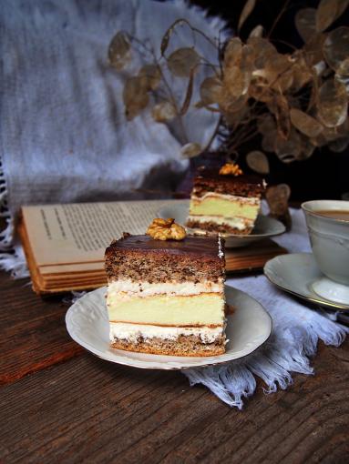 Zdjęcie: Sernik orzechowy z kremem Zdjęcie - Sernik orzechowy z kremem - Przepisy kulinarne ze zdjęciami