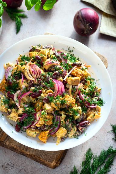 Zdjęcie - Sałatka z kurczakiem curry, marynowanymi pieczarkami i fasolką - Przepisy kulinarne ze zdjęciami