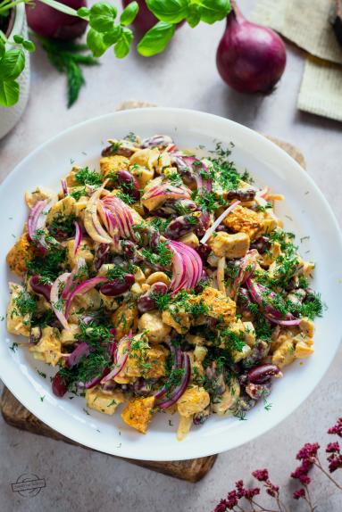 Zdjęcie - Sałatka z kurczakiem curry, marynowanymi pieczarkami i fasolką - Przepisy kulinarne ze zdjęciami
