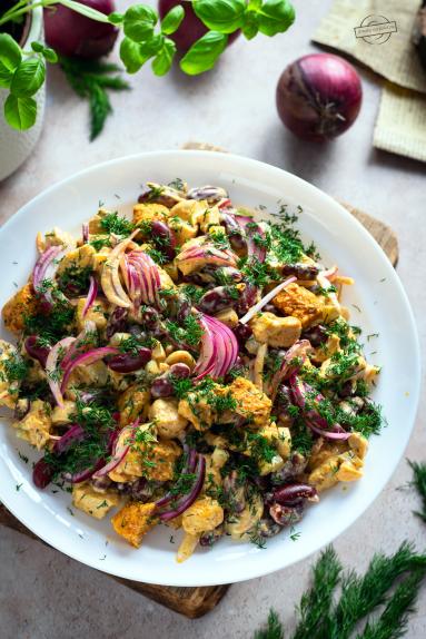 Zdjęcie - Sałatka z kurczakiem curry, marynowanymi pieczarkami i fasolką - Przepisy kulinarne ze zdjęciami