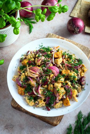 Zdjęcie - Sałatka z kurczakiem curry, marynowanymi pieczarkami i fasolką - Przepisy kulinarne ze zdjęciami