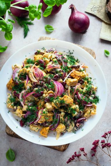 Zdjęcie - Sałatka z kurczakiem curry, marynowanymi pieczarkami i fasolką - Przepisy kulinarne ze zdjęciami