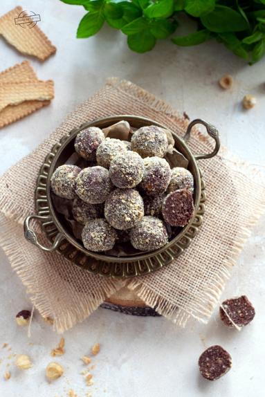 Zdjęcie - Rumowe kuleczki herbatnikowo-orzechowe - Przepisy kulinarne ze zdjęciami