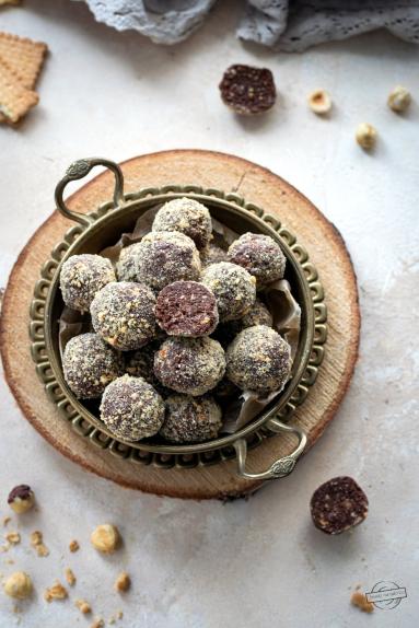 Zdjęcie - Rumowe kuleczki herbatnikowo-orzechowe - Przepisy kulinarne ze zdjęciami