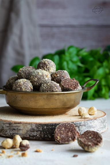 Zdjęcie: Rumowe kuleczki herbatnikowo-orzechowe Zdjęcie - Rumowe kuleczki herbatnikowo-orzechowe - Przepisy kulinarne ze zdjęciami