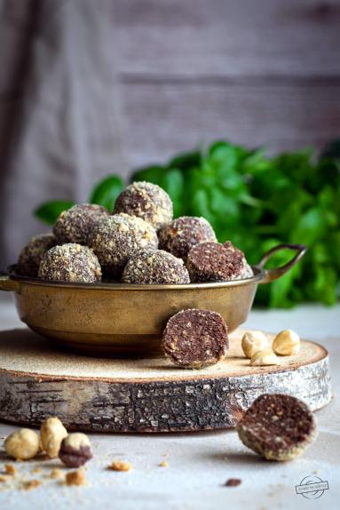 Zdjęcie: Rumowe kuleczki herbatnikowo-orzechowe Zdjęcie - Rumowe kuleczki herbatnikowo-orzechowe - Przepisy kulinarne ze zdjęciami