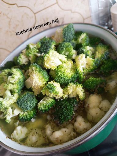 Zdjęcie: Zupa kalafiorowa z brokułem na skrzydełkach drobiowych Zdjęcie - Zupa kalafiorowa z brokułem na skrzydełkach drobiowych - Przepisy kulinarne ze zdjęciami