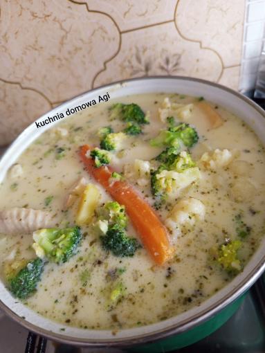 Zdjęcie: Zupa kalafiorowa z brokułem na skrzydełkach drobiowych Zdjęcie - Zupa kalafiorowa z brokułem na skrzydełkach drobiowych - Przepisy kulinarne ze zdjęciami