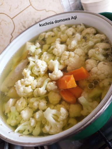 Zdjęcie: Zupa kalafiorowa z brokułem na skrzydełkach drobiowych Zdjęcie - Zupa kalafiorowa z brokułem na skrzydełkach drobiowych - Przepisy kulinarne ze zdjęciami