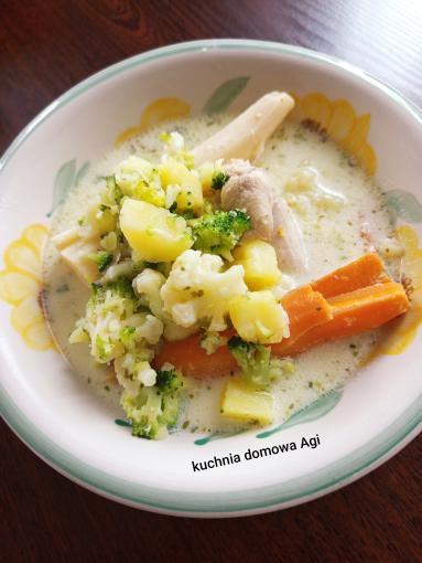 Zdjęcie: Zupa kalafiorowa z brokułem na skrzydełkach drobiowych Zdjęcie - Zupa kalafiorowa z brokułem na skrzydełkach drobiowych - Przepisy kulinarne ze zdjęciami