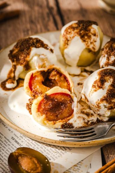 Zdjęcie - Knedle ze śliwkami z cynamonową bułką tartą - Przepisy kulinarne ze zdjęciami