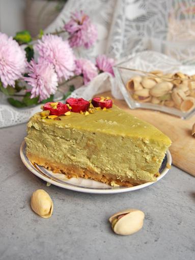 Zdjęcie - Sernik pistacjowy kremowy, delikatny i bardzo prosty. Idealny dla fanów pistacji! - Przepisy kulinarne ze zdjęciami