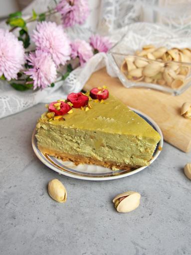 Zdjęcie - Sernik pistacjowy kremowy, delikatny i bardzo prosty. Idealny dla fanów pistacji! - Przepisy kulinarne ze zdjęciami