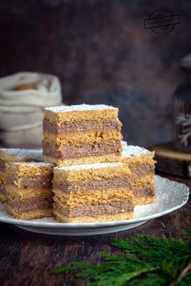 Zdjęcie - Miodownik z kakaową masą grysikową i orzechami - Przepisy kulinarne ze zdjęciami