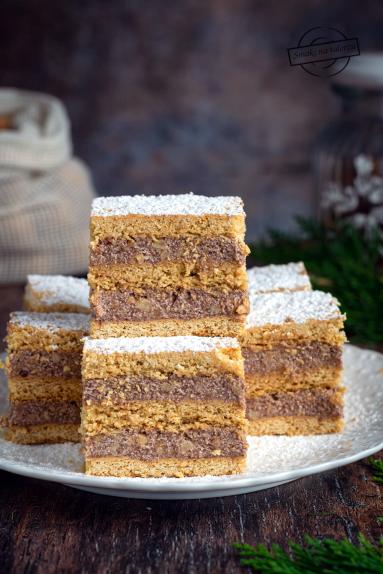 Zdjęcie - Miodownik z kakaową masą grysikową i orzechami - Przepisy kulinarne ze zdjęciami